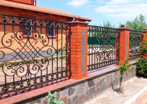 Ковано-сварной забор с красивым узором
