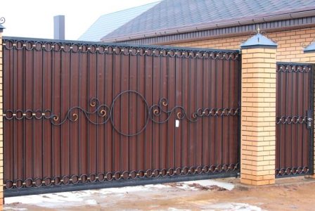 №12 - Кованые откатные ворота 4х2 м обшитые коричневым профнастилом