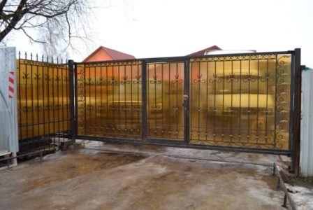 №8 - Кованые откатные ворота 5х2,2 м и калитка с обшивкой из поликарбоната