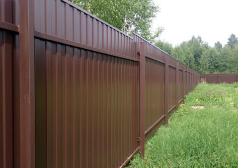 Забор из профлиста коричневого цвета