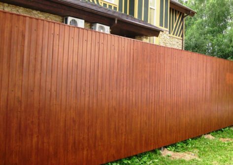 Металлический забор в деревянном стиле