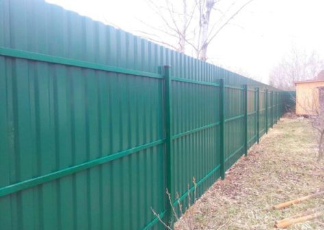 Забор из профнастила зелёного цвета