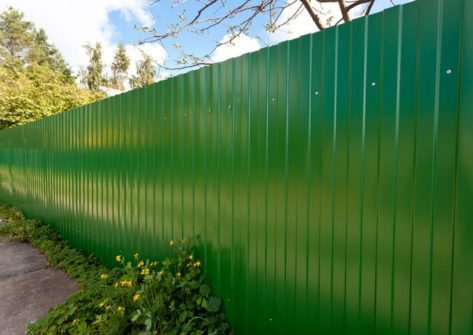 Забор из металла зелёного цвета